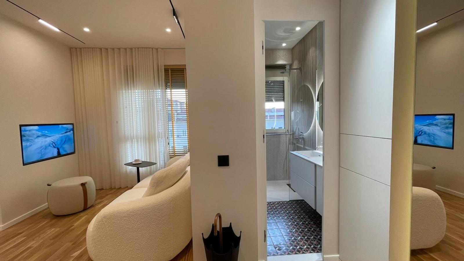 Urban Luxury Apartment *